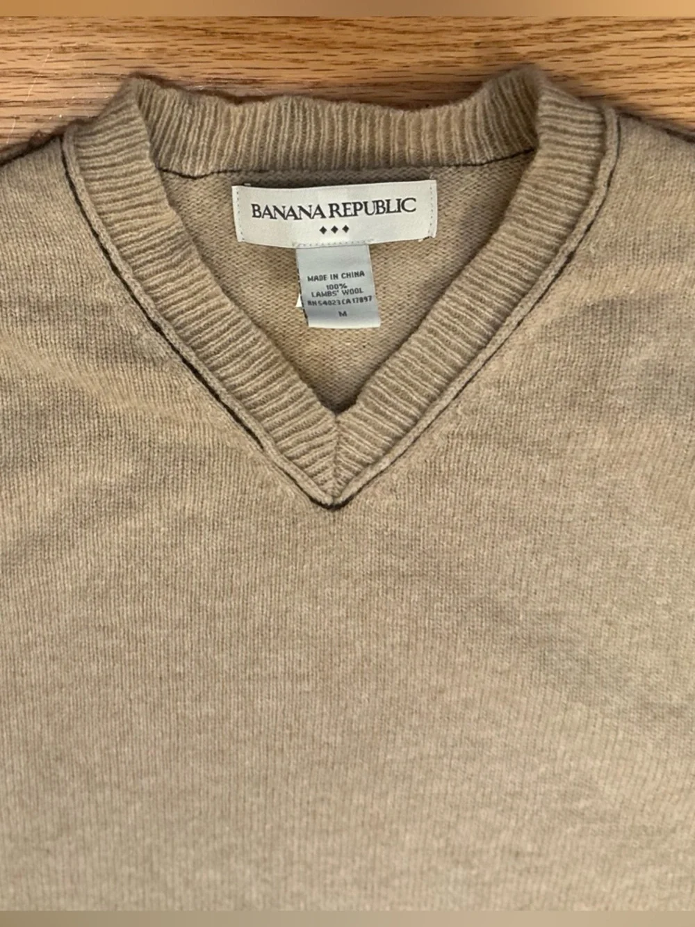 Banana Republic 100% Lambswool Sweater Minimalist Mens Med Tan V-Neck Classic